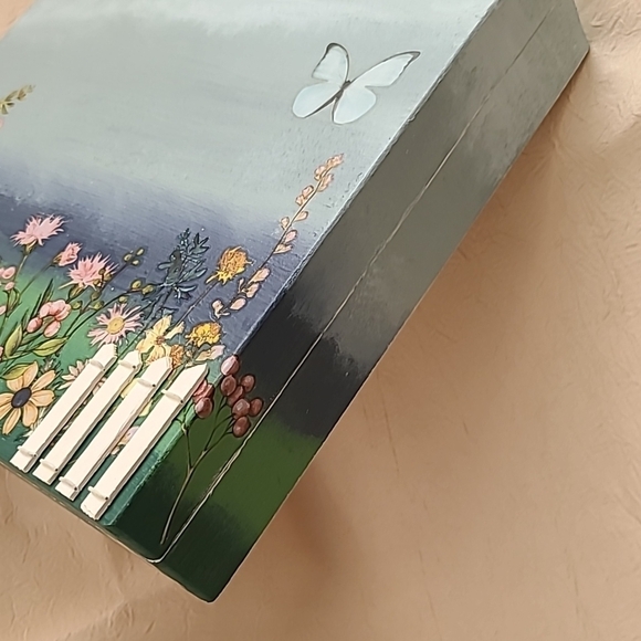 HANDCRAFTED & DECORATED FENCED IN GARDEN WOODEN BOX - Picture 10 of 14